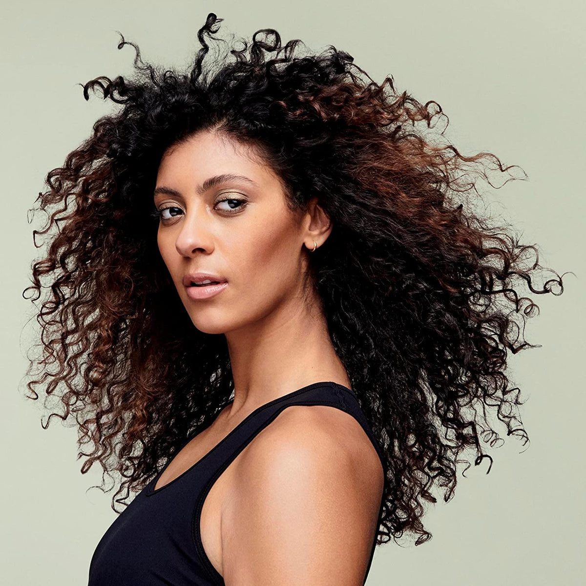 DevaCurl Crème de Coiffage Hydratante sur un fond naturel
