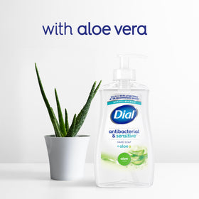 Dial Savon Liquide Antibactérien Parfum Aloe sur un évier