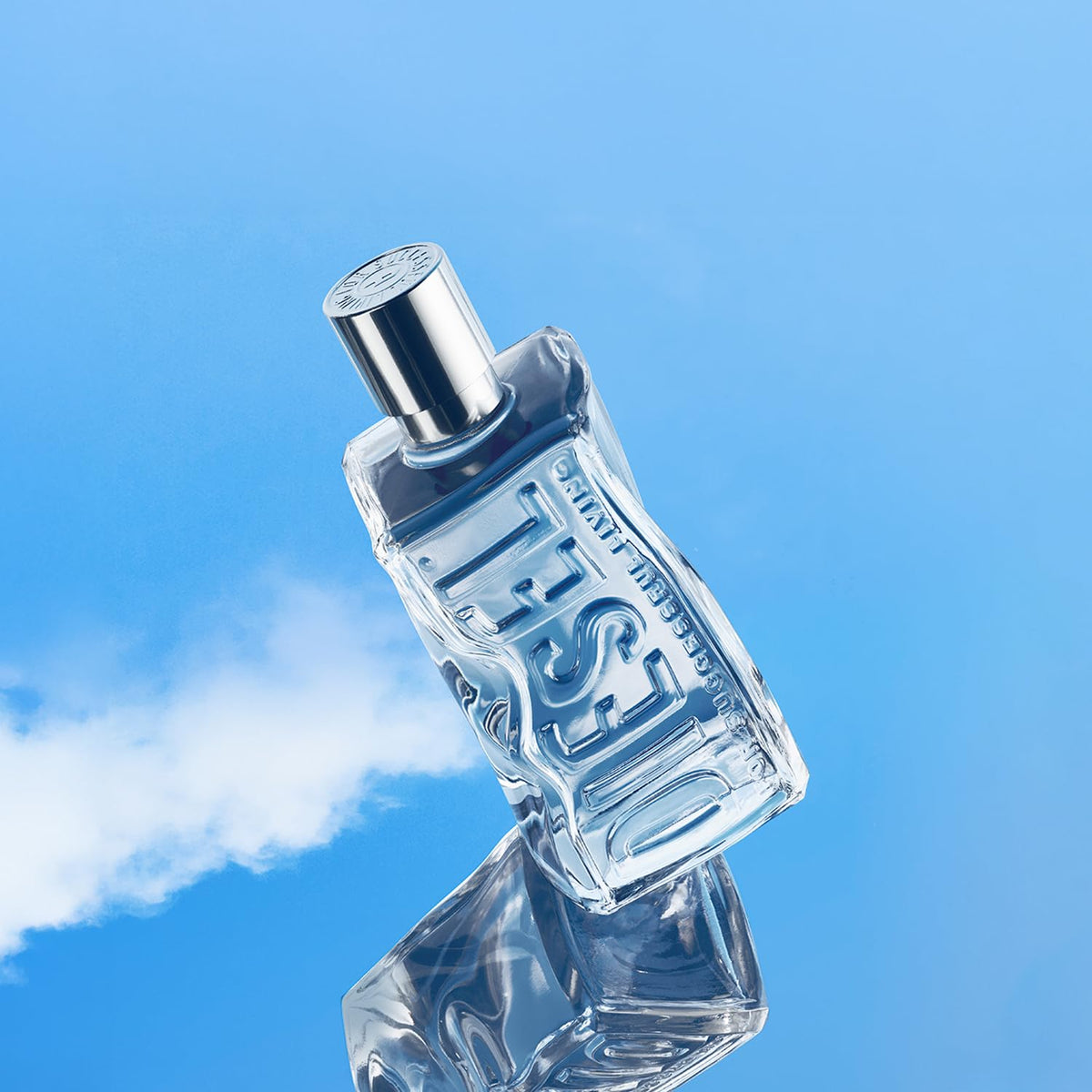 Diesel D Eau de Toilette 50ml sur une table de maquillage