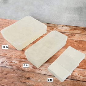 Différentes couleurs de savon faites maison avec la base Primal Elements