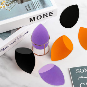 Différentes formes d'éponge à maquillage Scartink sur un fond blanc