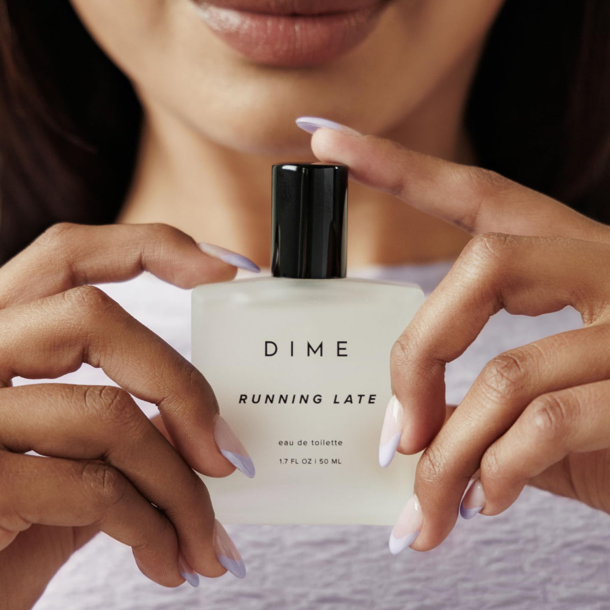 DIME parfum Running Late 50 ml en scène lifestyle sur une coiffeuse