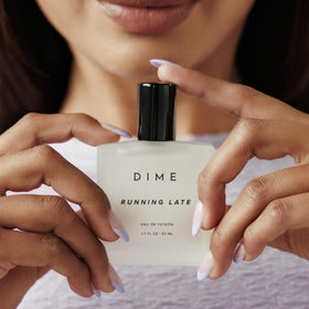 DIME parfum Running Late 50 ml en scène lifestyle sur une coiffeuse