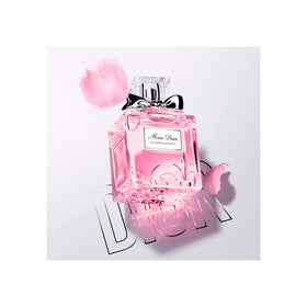 Dior Miss Dior Blooming Bouquet Eau de Toilette 30ml avec fleurs en arrière-plan