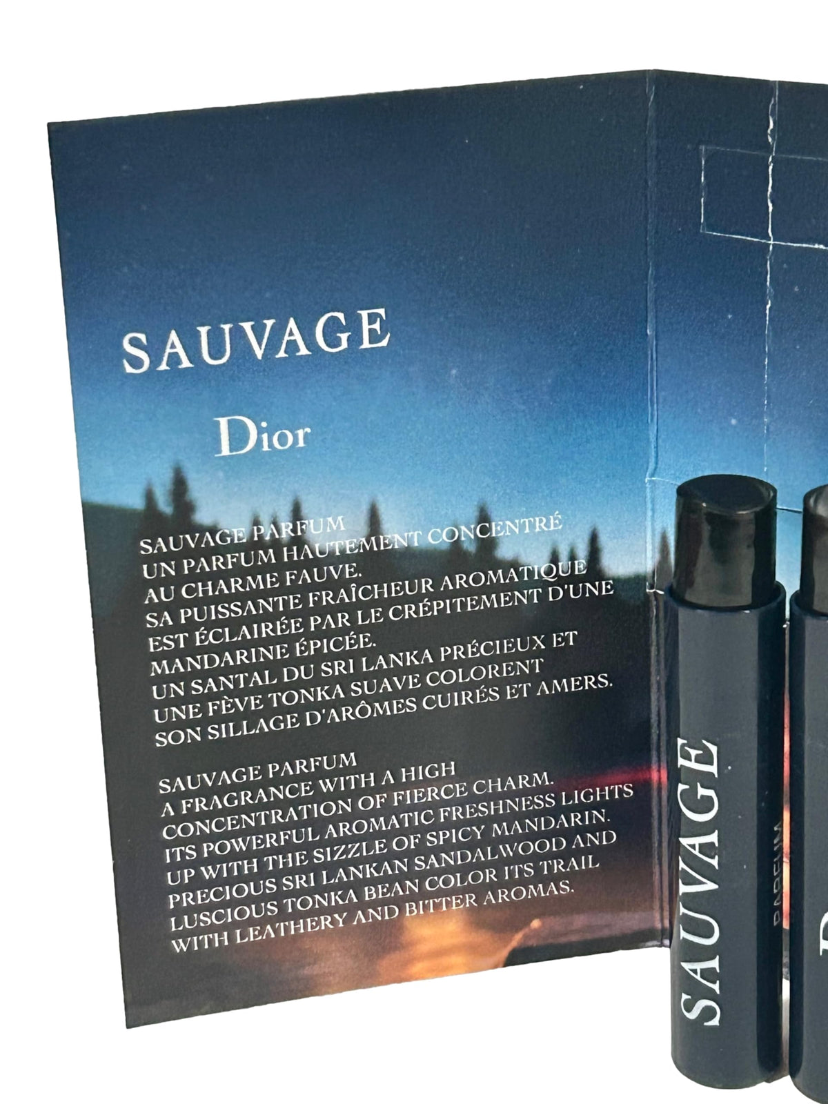 Dior Sauvage échantillon parfum sur fond élégant