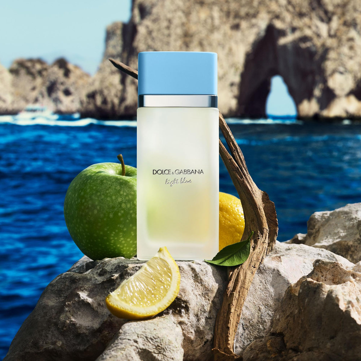Dolce&Gabbana Light Blue 30ml avec fond méditerranéen