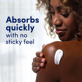 Dove Crème Beauté Nourrissante en situation sur une table