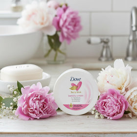 Dove Crème Beauté Nourrissante pot ouvert montrant la texture