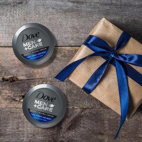 Dove Crème Ultra Hydra pour Homme en utilisation sur le visage