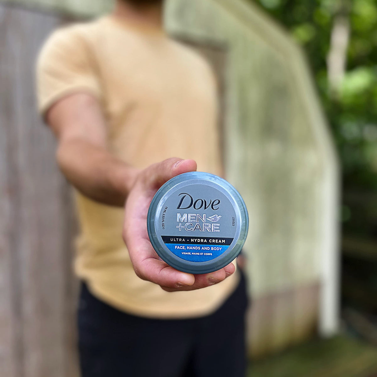 Dove Crème Ultra Hydra pour Homme texture crème sur main