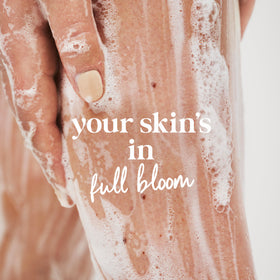 Dove Gel Douche Uplift sur une douche avec mousse