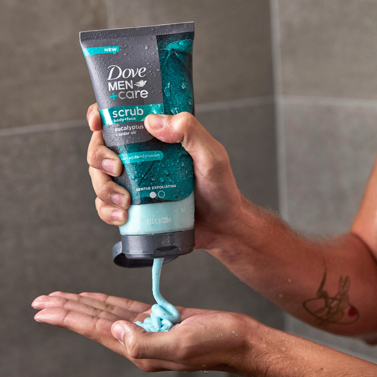 DOVE MEN + CARE Gommage Eucalyptus application sur visage