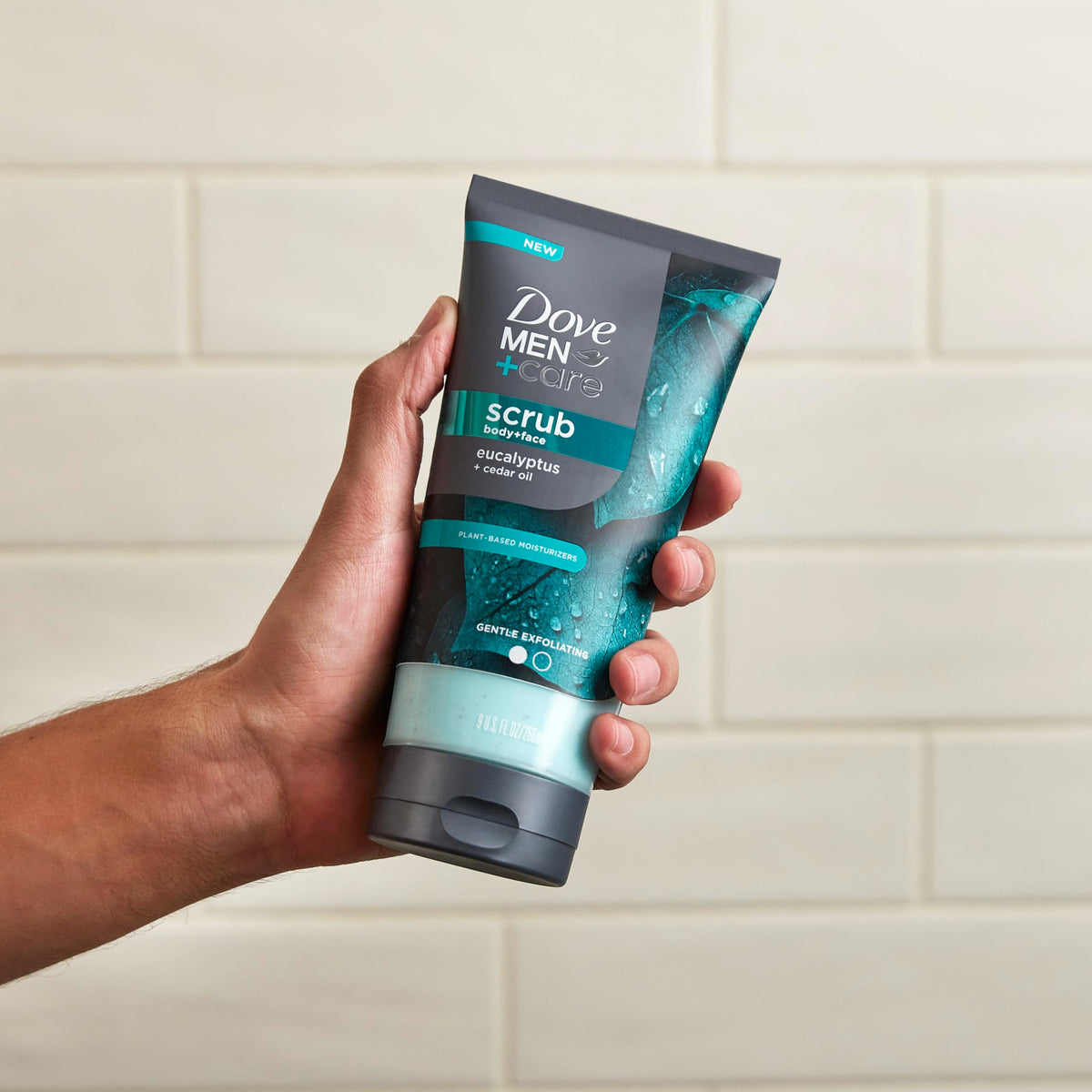 DOVE MEN + CARE Gommage Eucalyptus sur étagère de salle de bain