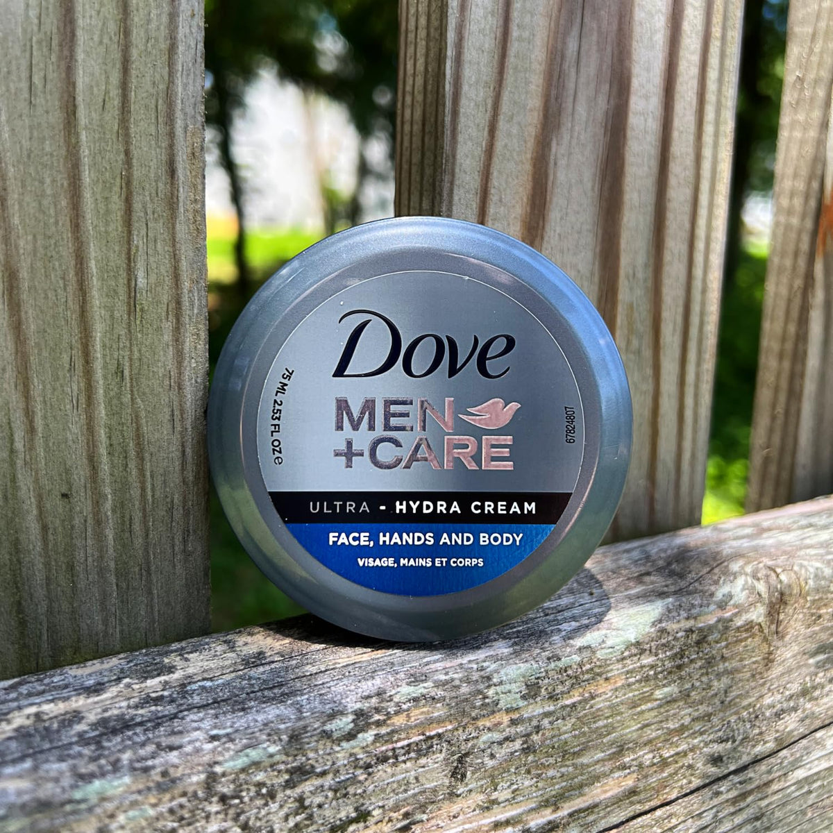 Dove Men+Care Ultra Hydra Cream sur une table de salle de bain