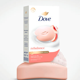 Dove Savon Beauté Rééquilibrant, présentation sur une surface en bois