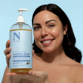 Dr. Natural Savon Liquide de Castille Menthe dans une salle de bain