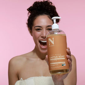 Dr. Natural Savon Liquide de Castille versé dans une main
