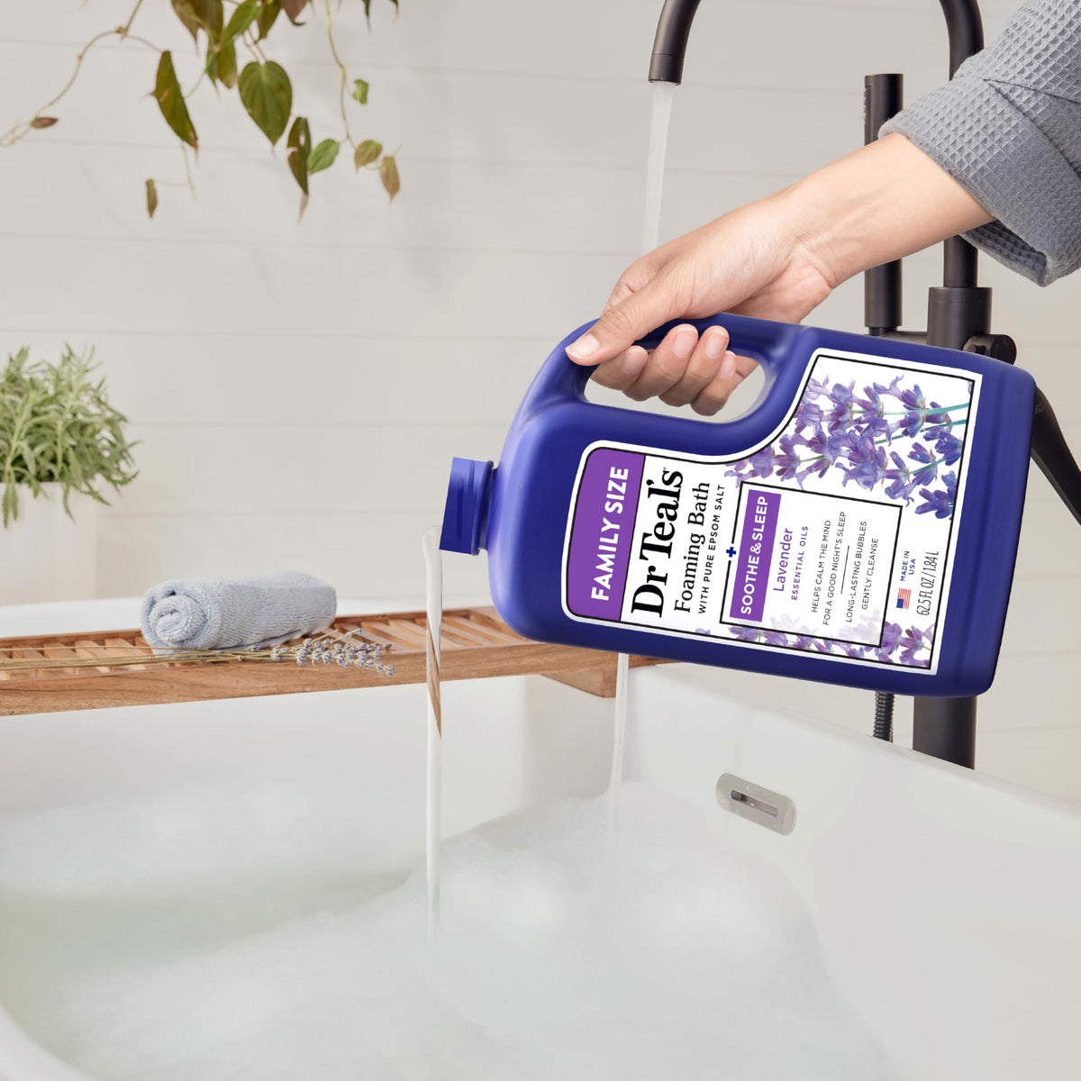 Dr Teal's Bain Moussant Lavande sur une étagère de salle de bain