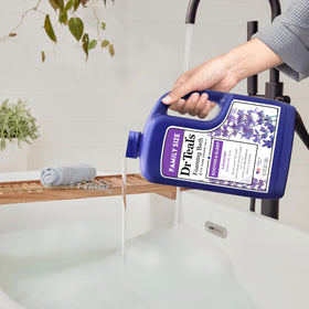 Dr Teal's Bain Moussant Lavande sur une étagère de salle de bain
