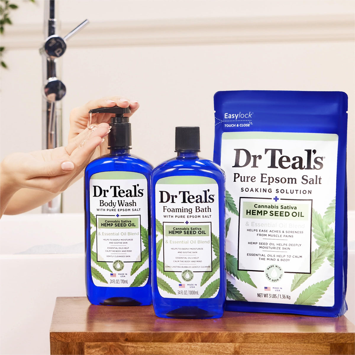 Dr Teal's gel douche 24 fl oz avec texture crémeuse sur une main