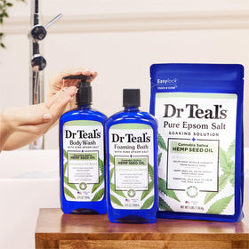 Dr Teal's gel douche 24 fl oz avec texture crémeuse sur une main