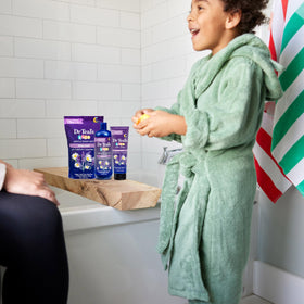 Dr Teal's Kids 3-en-1 Bain Moussant Lavande en main