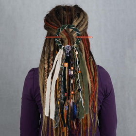 Dreadlock Hair Tie présenté sur fond neutre