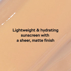 DRMTLGY Crème Hydratante Teintée Mat SPF 46 en application sur une main