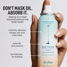 Drybar Detox Dry Shampoo 136g application sur les cheveux