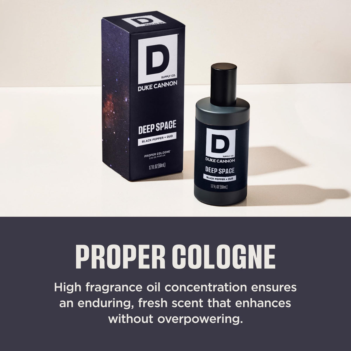 Duke Cannon Deep Space cologne sur une surface en bois