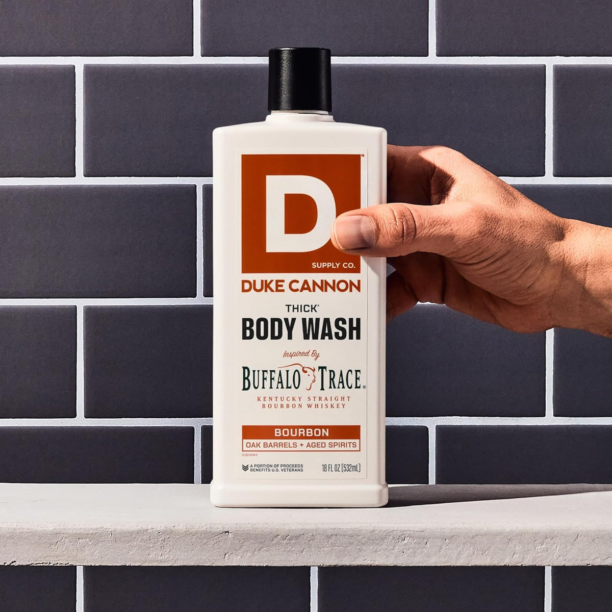 Duke Cannon Gel Douche Épais mousse sur une main