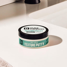 Duke Cannon Pâte Texturisante Dry Hold 2 oz en utilisation sur cheveux