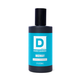 Duke Cannon Proper Cologne Midway avec arrière-plan d'extérieur