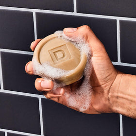 Duke Cannon Savon en Puck Sawtooth utilisation sous la douche