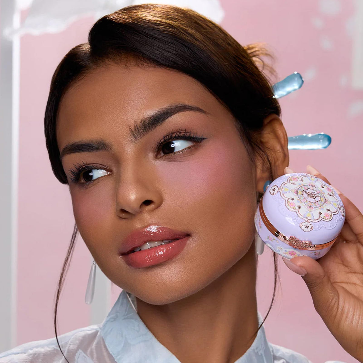 Duo de blush Flower Knows 04 Fluttering Romance sur une coiffeuse élégante