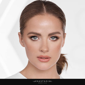 Duo Poudre Sourcils Anastasia Beverly Hills en situation dans un sac à main