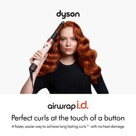 Dyson Airwrap i.d.™ Multi-Styler en utilisation pour boucles