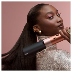 Dyson Airwrap i.d.™ Multi-Styler en utilisation sur cheveux bouclés