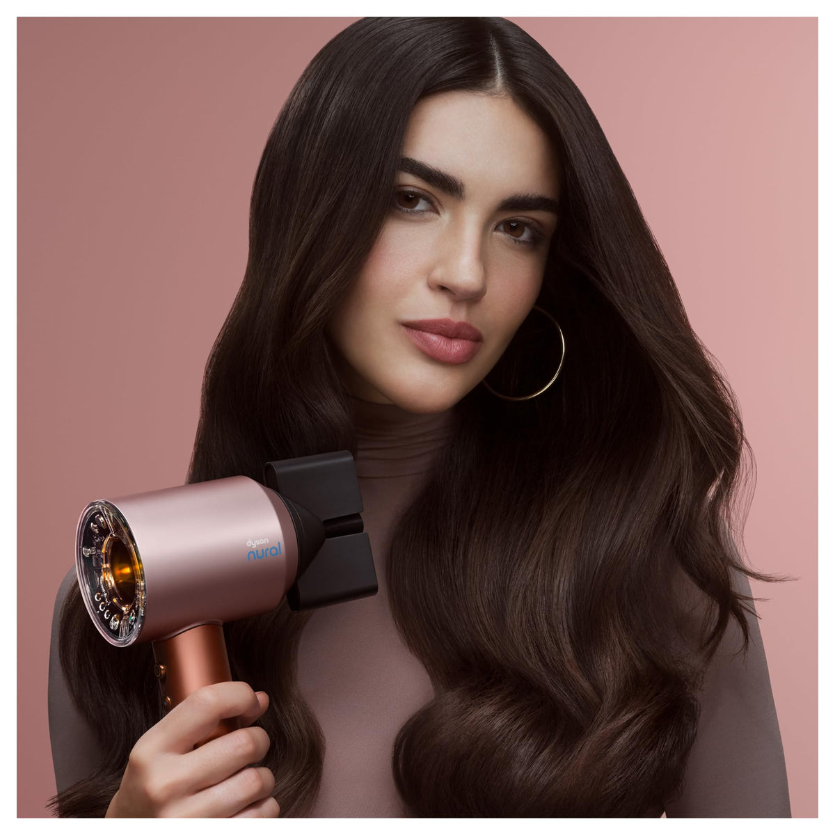 Dyson Supersonic Sèche-Cheveux Nural™ en utilisation sur des cheveux secs