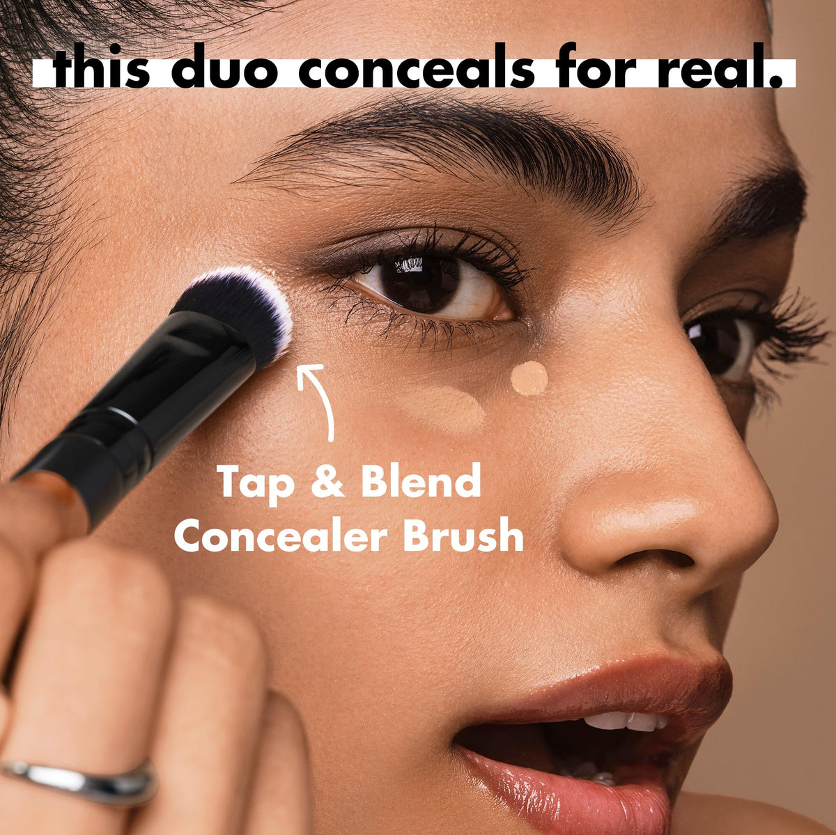 e.l.f. Correcteur Crème Satiné 10g texture sur main
