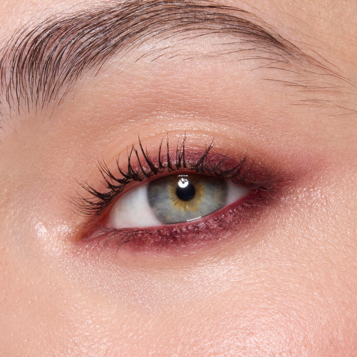 e.l.f. eyeliner ruby posé sur un fond de maquillage