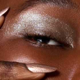 e.l.f. Fard à paupières pailleté Fine As Fleck, Filthy Rich, mise en scène avec d'autres produits de maquillage