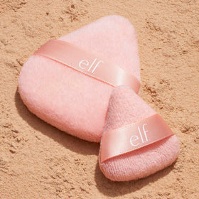 e.l.f. Halo Glow Pinkie Puffs dans un cadre de maquillage