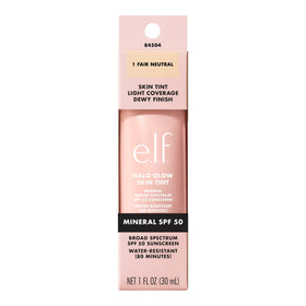 e.l.f. Halo Glow Skin Tint SPF 50 sur une coiffeuse