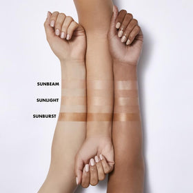 e.l.f. SKIN Suntouchable Whoa Glow SPF 30 texture crémeuse sur la main