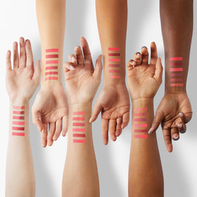 Eakroo Lip Tint teinte rose appliquée sur joues