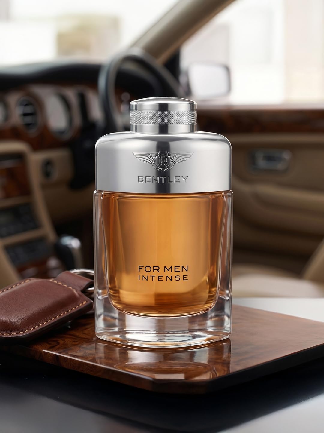 Eau de Parfum BENTLEY Intense sur un fond neutre