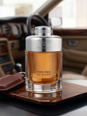 Eau de Parfum BENTLEY Intense sur un fond neutre