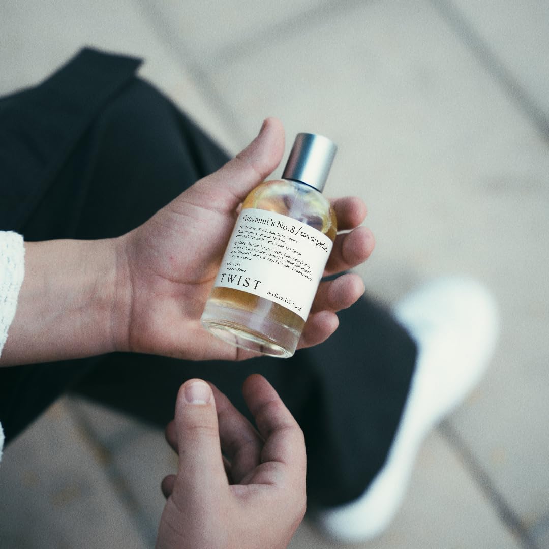 Eau de Parfum Daytona No. 133 présentée sur une table avec d'autres produits de beauté