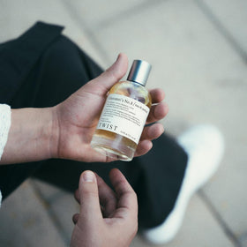 Eau de Parfum Daytona No. 133 présentée sur une table avec d'autres produits de beauté